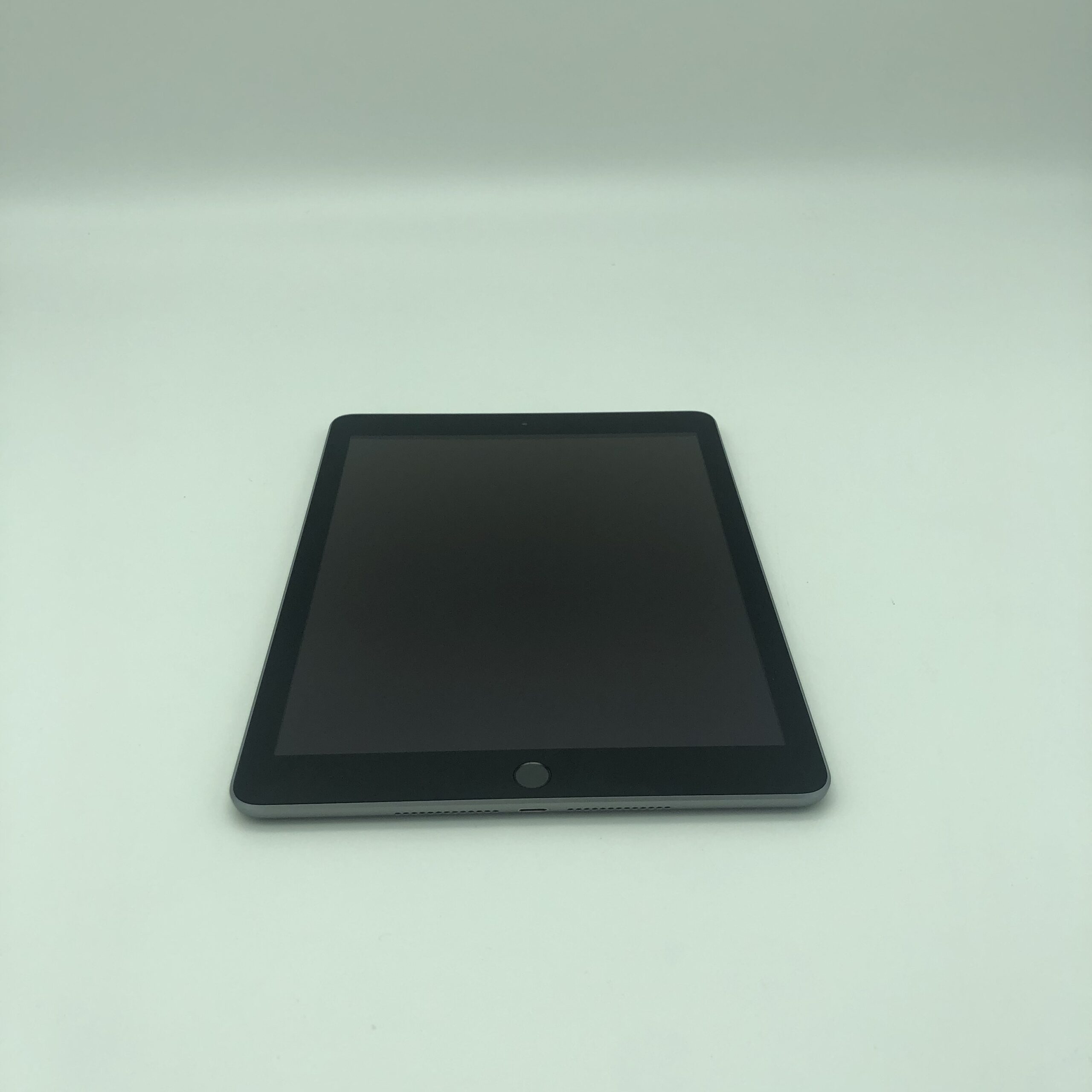 Apple iPad 9.7" (5a gen.) 32 GB Space Gray solo Wi-Fi (Ricondizionato) - immagine 2