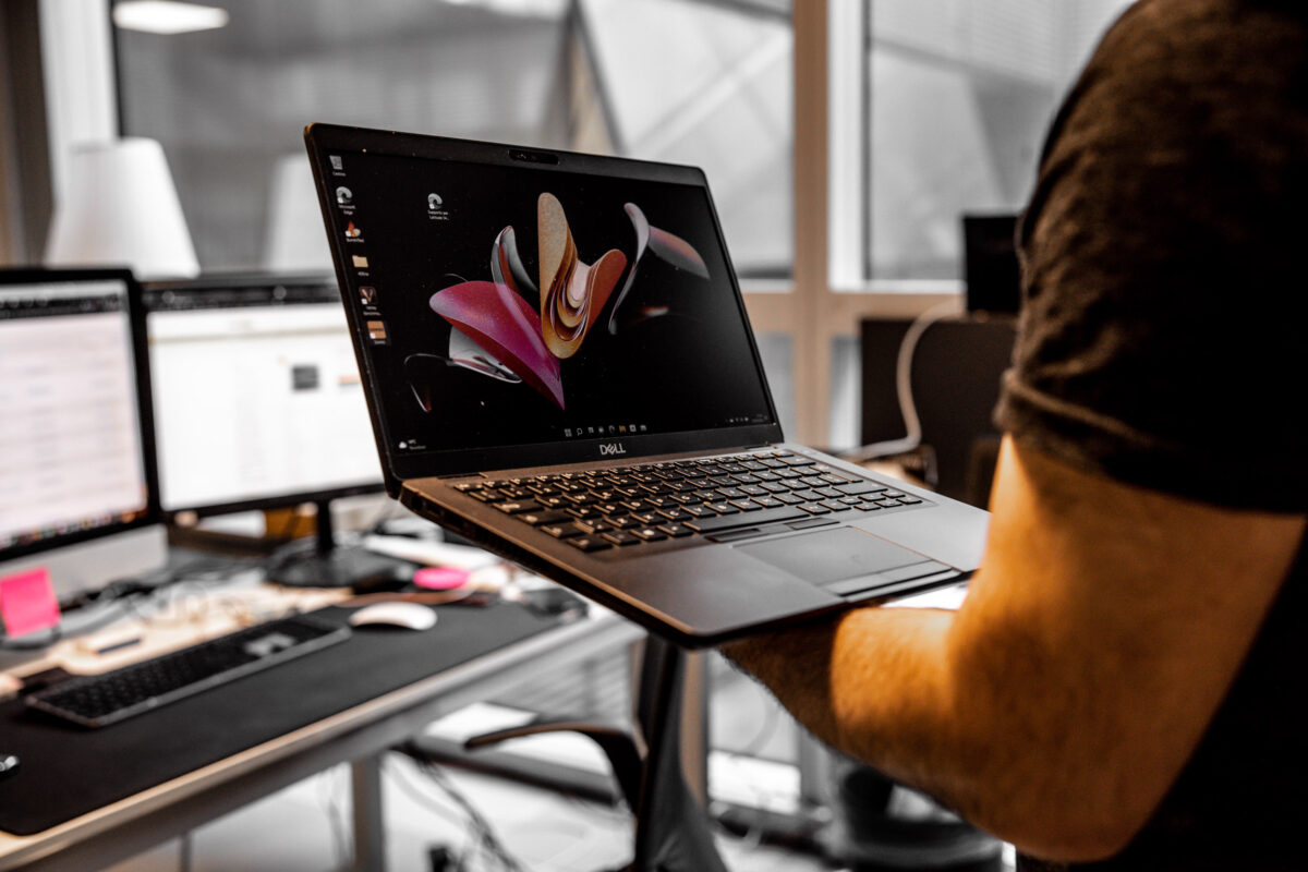 Un notebook ricondizionato mostrato nello showroom di Bolzano