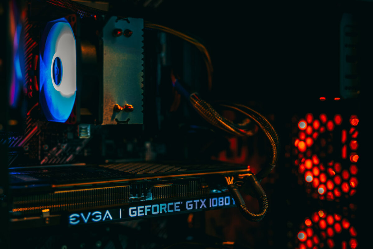 L'interno di un PC gaming con scheda video GeForce GTX 1080 nello showroom di Bolzano
