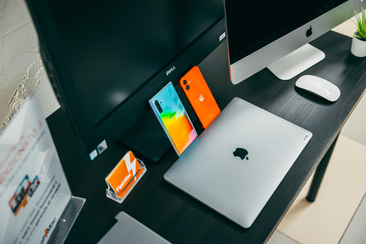 Il banco dello showroom flashmac di Bolzano con MacBook, iMac e smartphone ricondizionati