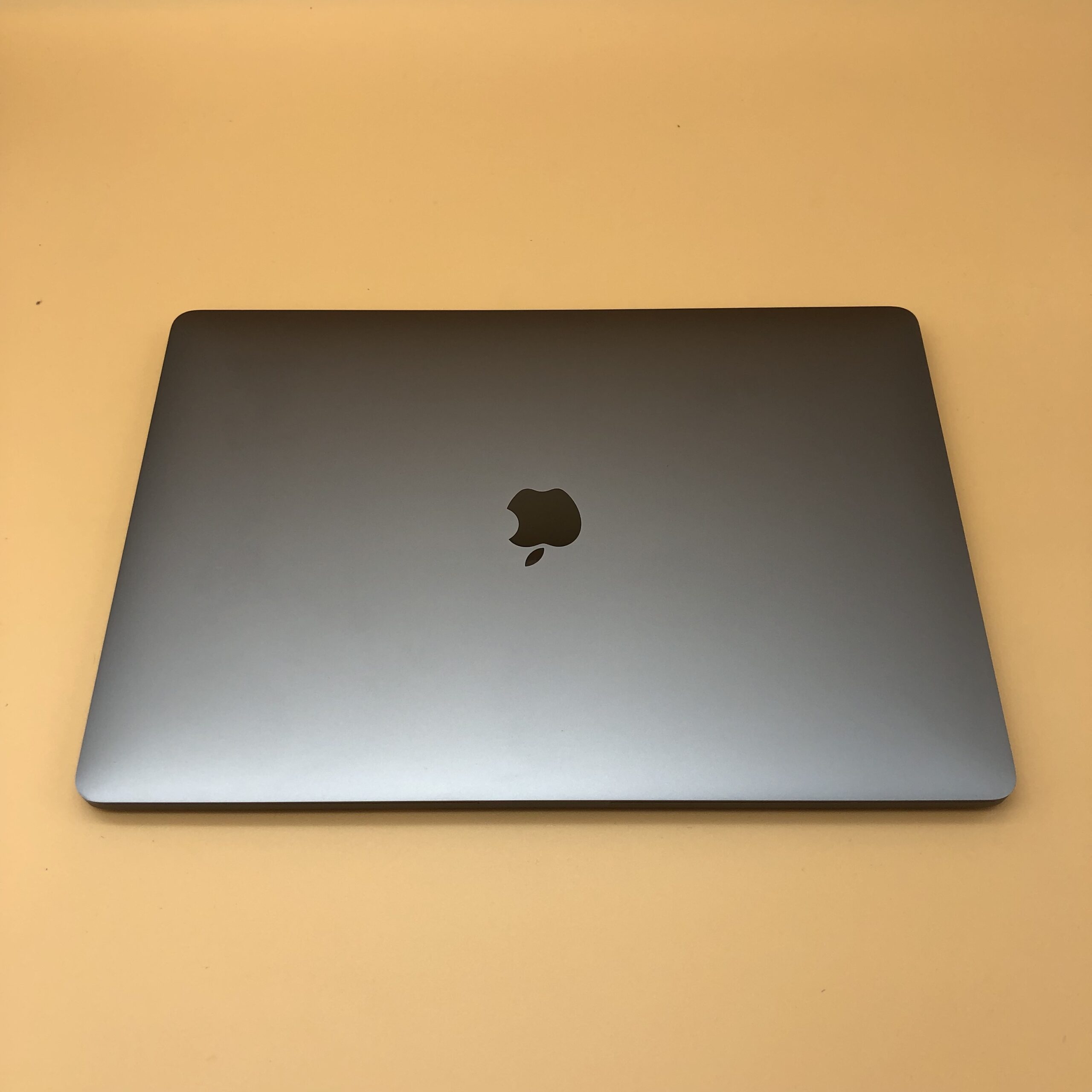 Apple MacBook Pro 15,4" Retina TouchBar Ricondizionato (2018, i7 6-core, 32GB, Space Grey) - Ottimo - immagine 2