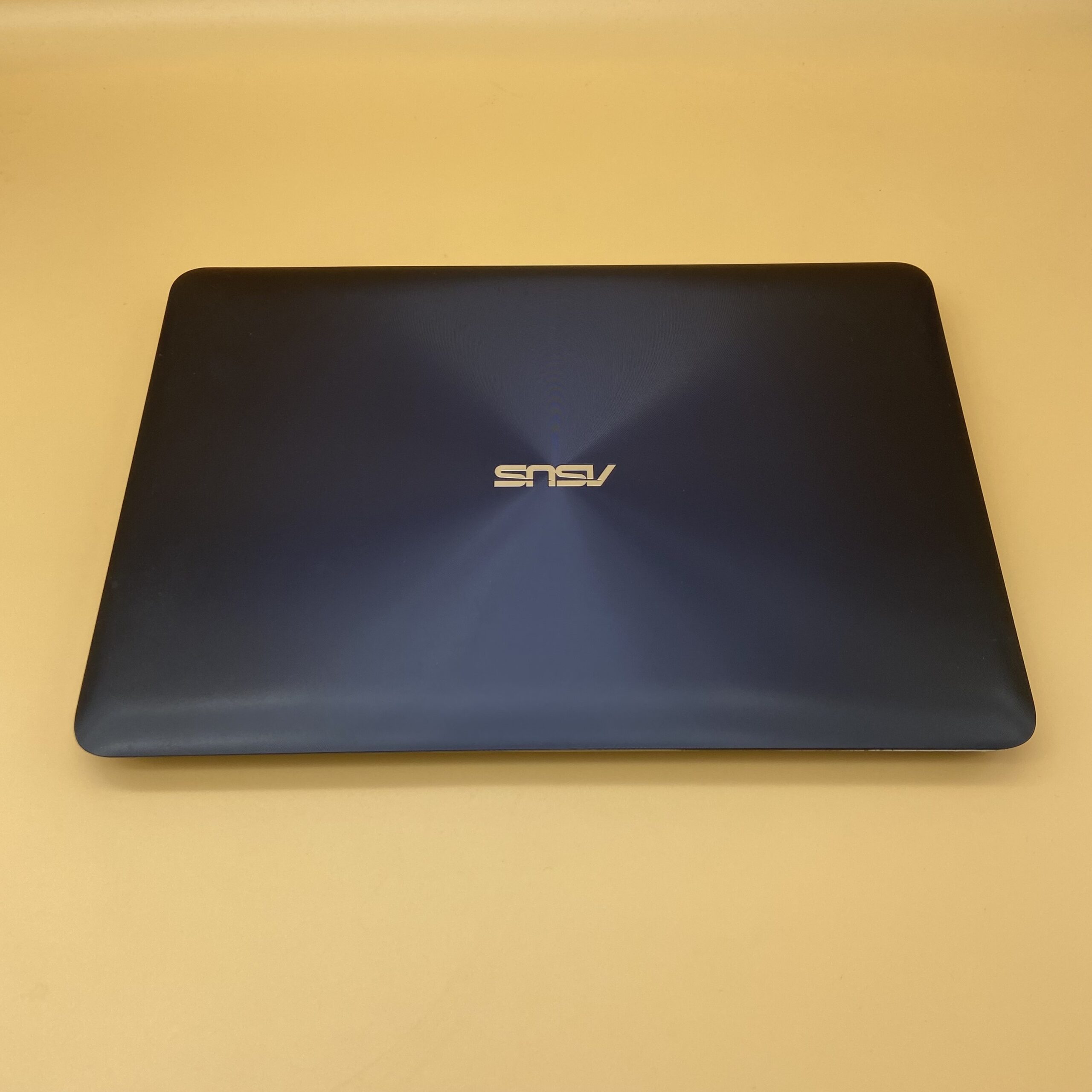 ASUS VivoBook Ricondizionato 15" (i5, 8GB, 256GB SSD) Windows 10 - Ottimo - immagine 2