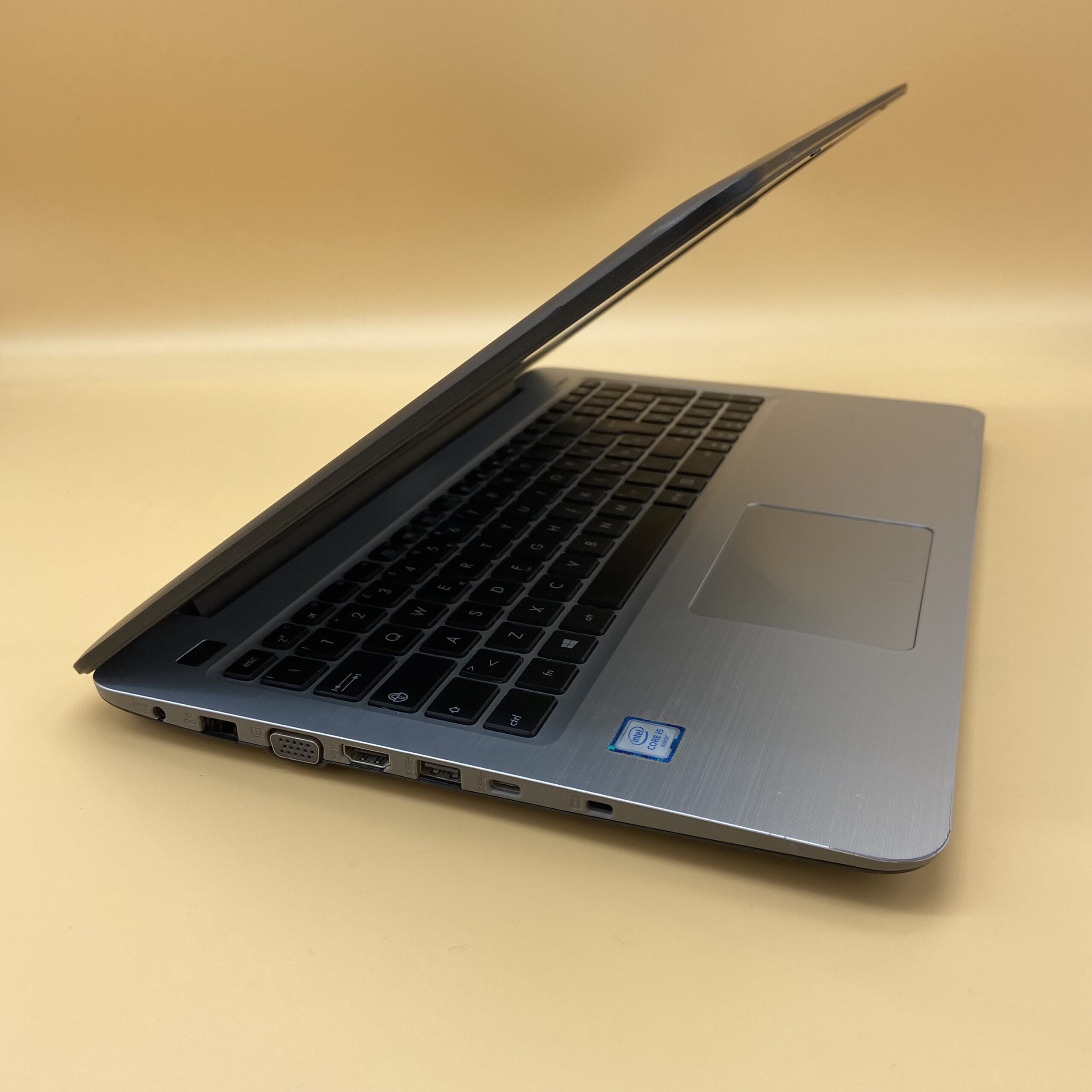 ASUS VivoBook Ricondizionato 15" (i5, 8GB, 256GB SSD) Windows 10 - Ottimo - immagine 4