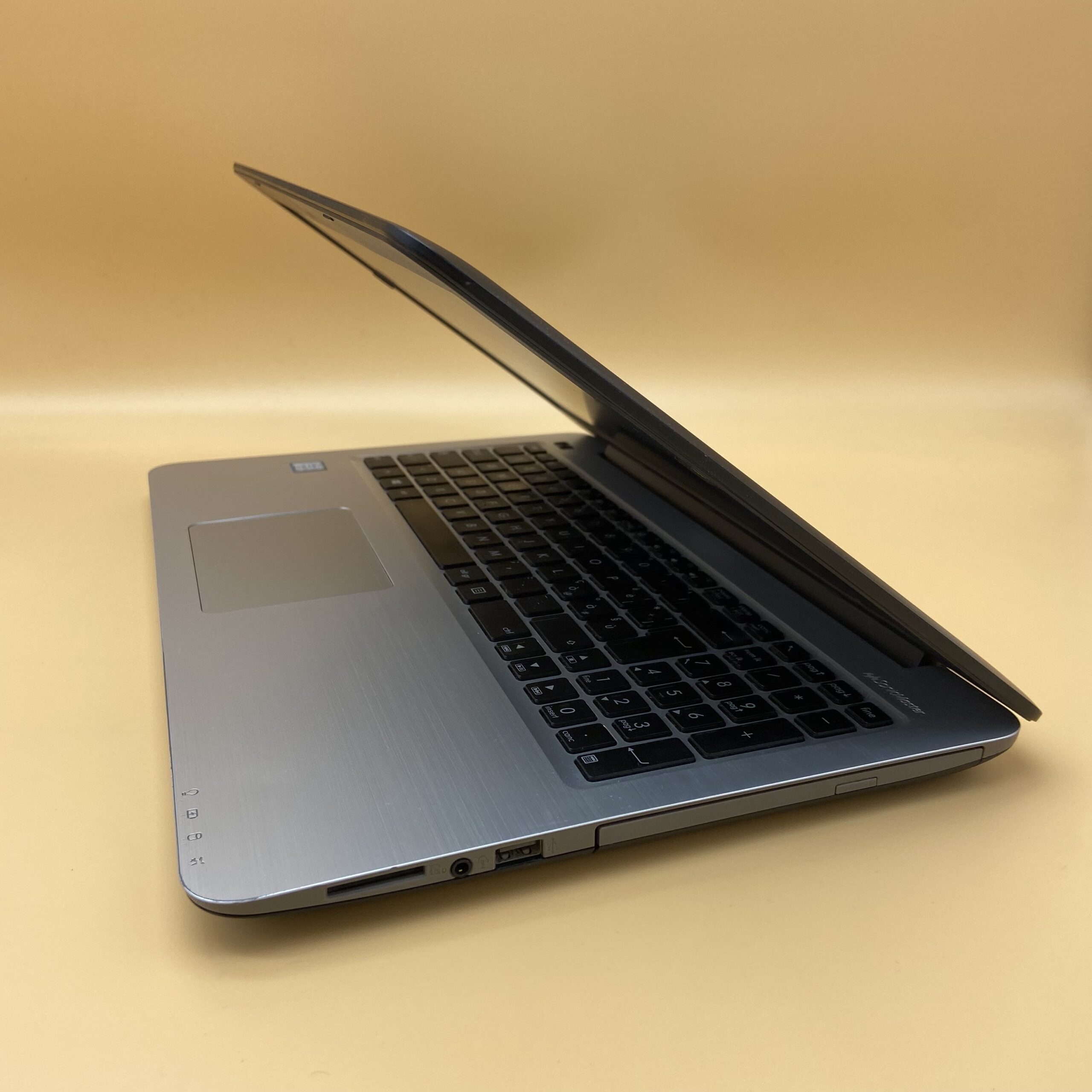 ASUS VivoBook Ricondizionato 15" (i5, 8GB, 256GB SSD) Windows 10 - Ottimo - immagine 5