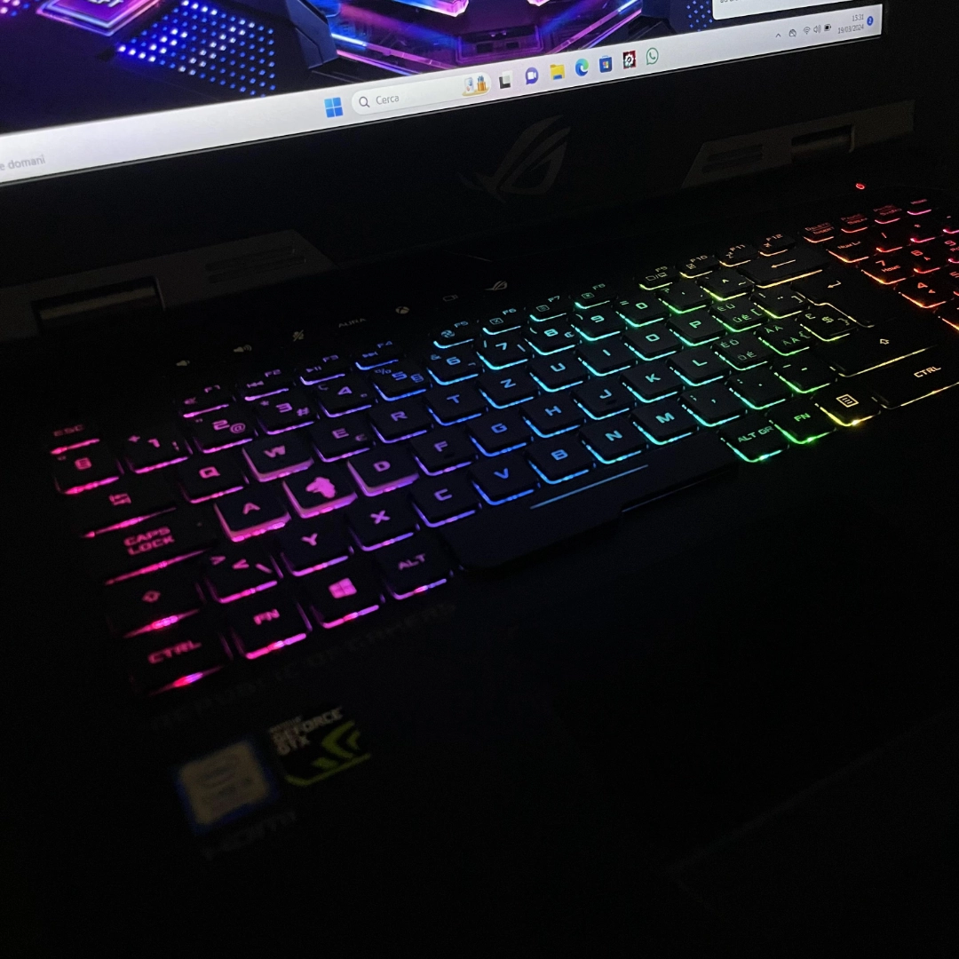 Asus ROG G703GI Ricondizionato (15,6", i9 6-core, 32GB, GTX 1080 8GB) - Windows 11 - Ottimo - immagine 3