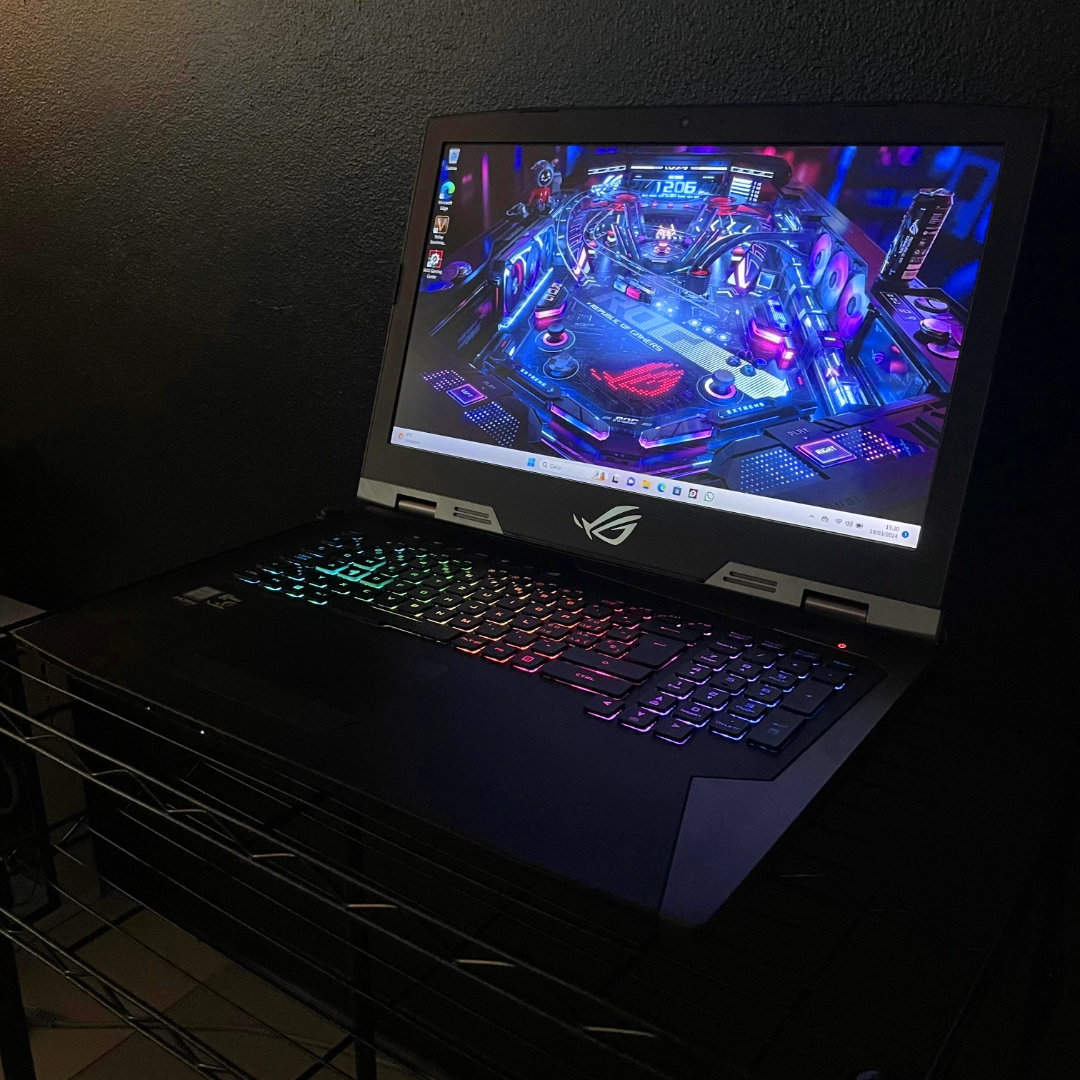 Asus ROG G703GI Ricondizionato (15,6", i9 6-core, 32GB, GTX 1080 8GB) - Windows 11 - Ottimo - immagine 2