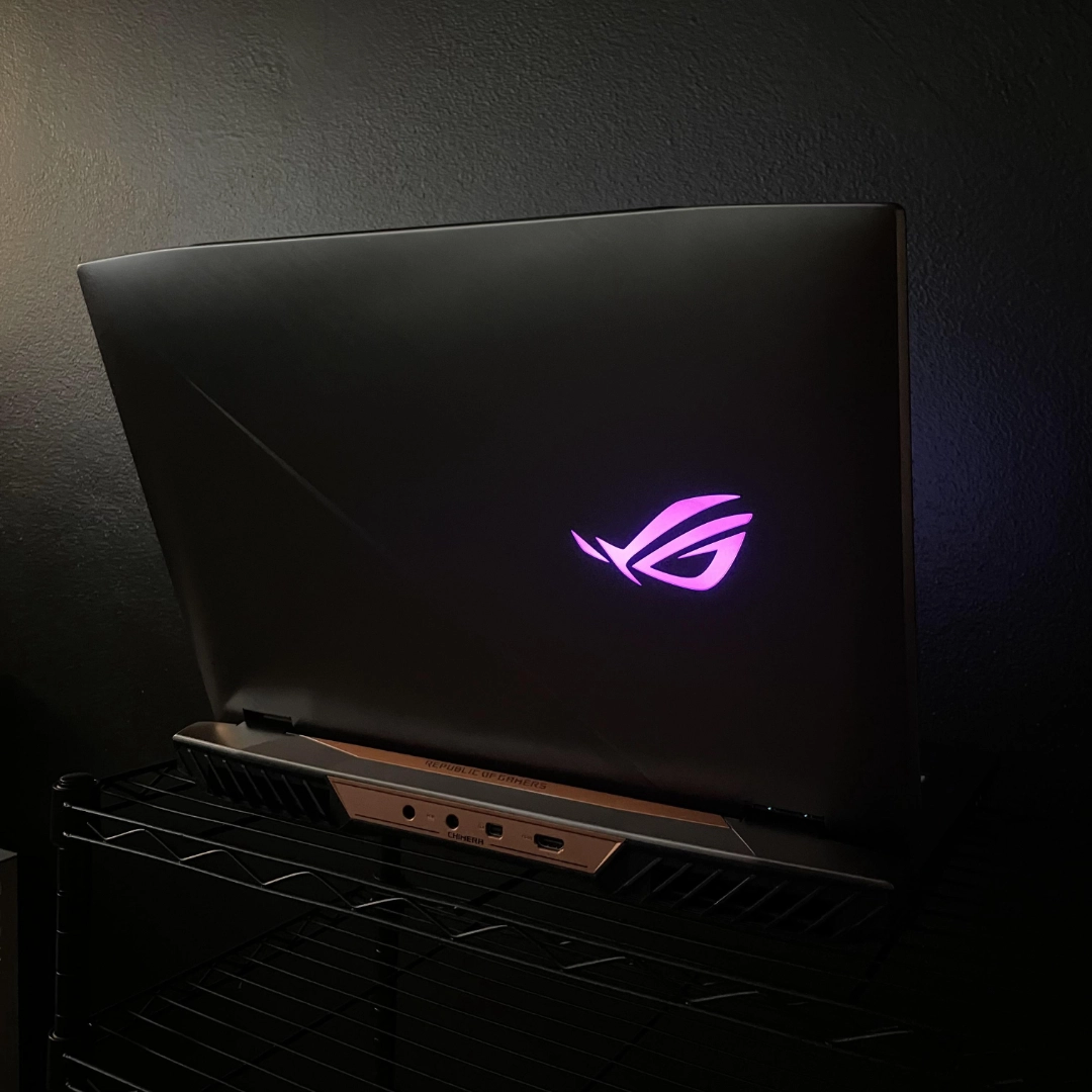 Asus ROG G703GI Ricondizionato (15,6", i9 6-core, 32GB, GTX 1080 8GB) - Windows 11 - Ottimo - immagine 4